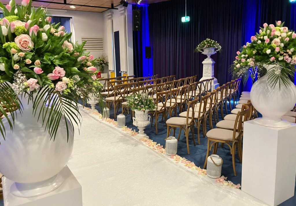 ceremonie crossback stoelen en witte loper