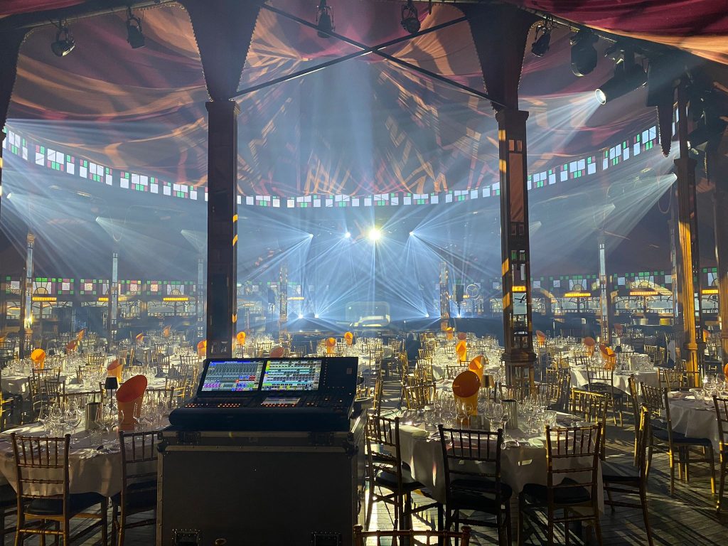 feest oranje rood gouden stoel