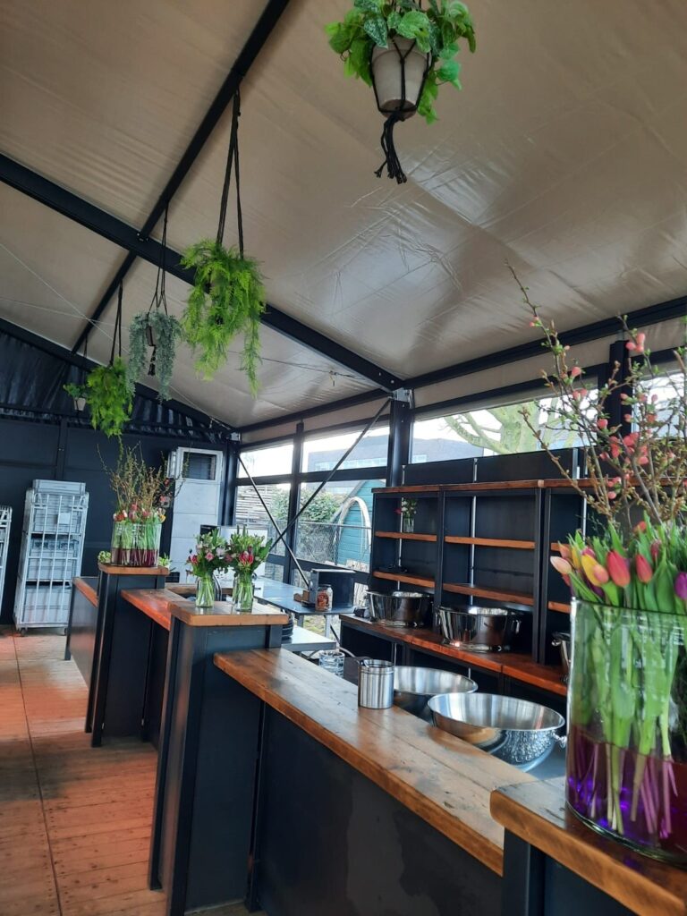 bar industry in tent zwart 1