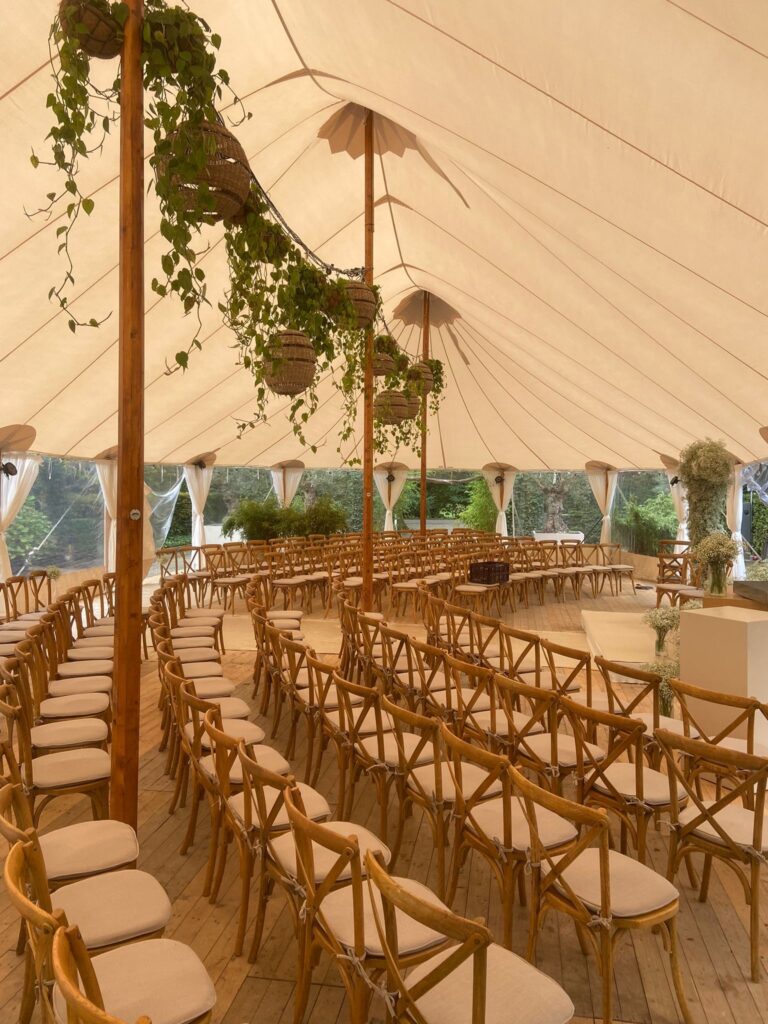 crossback stoelen ceremonie 2