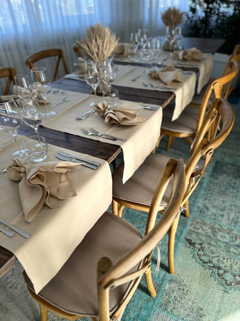 gedekte tafel friends met linnen ivory