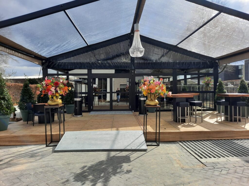 tent zwart met meubels mango en heaters flame 2